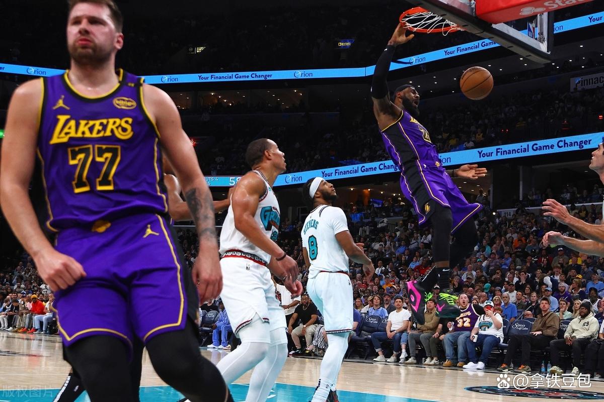 湖人完胜篮网B队，布克三分雨点燃全场