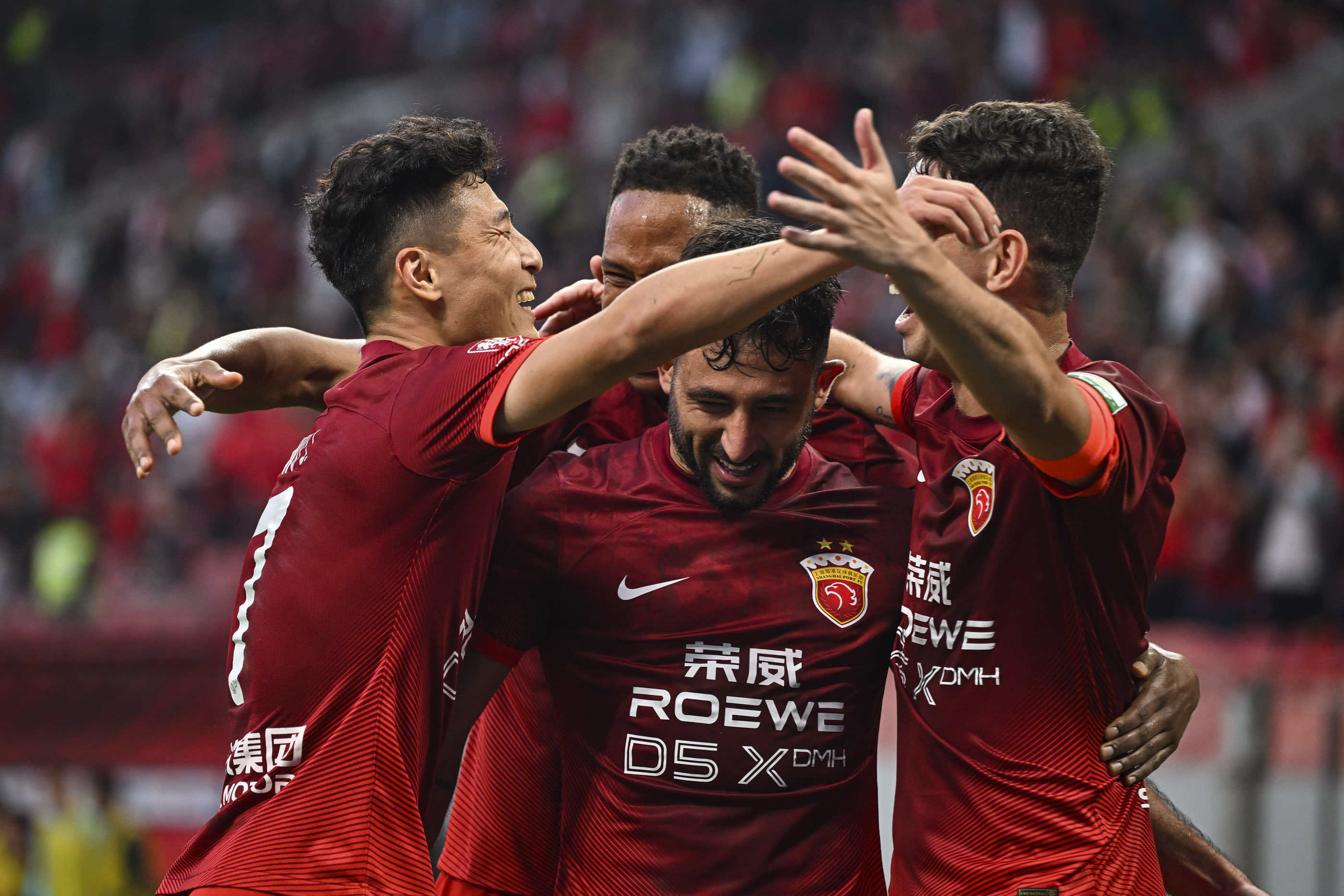 前锋突破射门,球队赢得关键胜利 前锋突破射门,球队赢得关键胜利