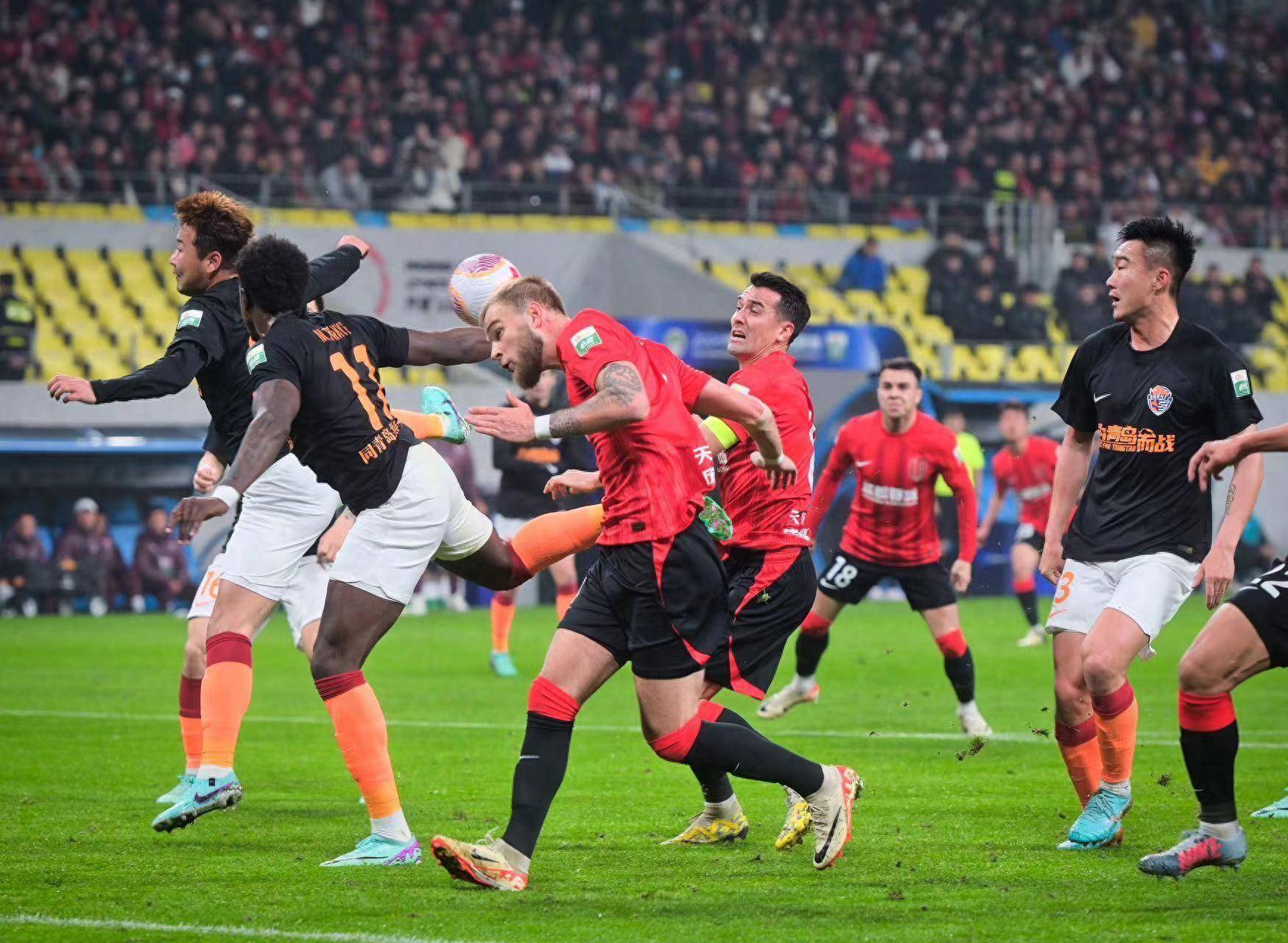 成都市民队主场惜败,球员团结合作表现出色 成都市民队主场惜败,球员团结合作表现出色