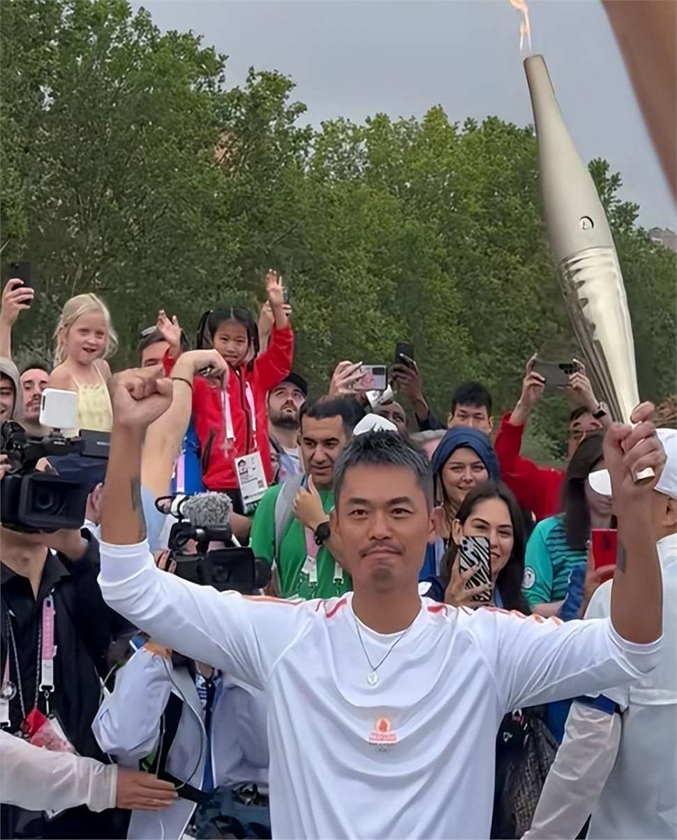 包含印尼羽毛球队血洗英格兰羽毛球队，林丹统治全场的词条