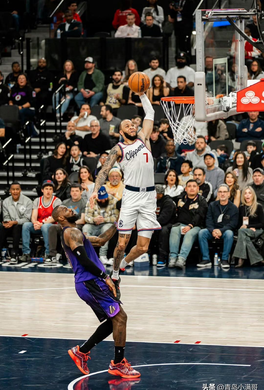 湖人碾压上海队,莫兰特点燃赛场的简单介绍 湖人碾压上海队,莫兰特点燃赛场的简单介绍