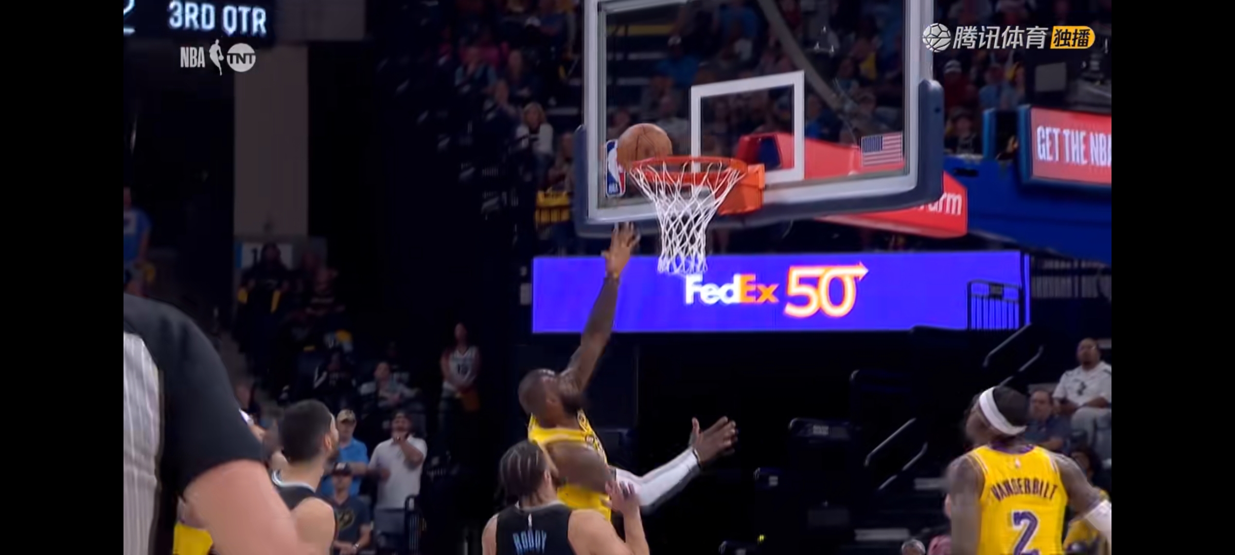 湖人碾压上海队,莫兰特点燃赛场的简单介绍 湖人碾压上海队,莫兰特点燃赛场的简单介绍