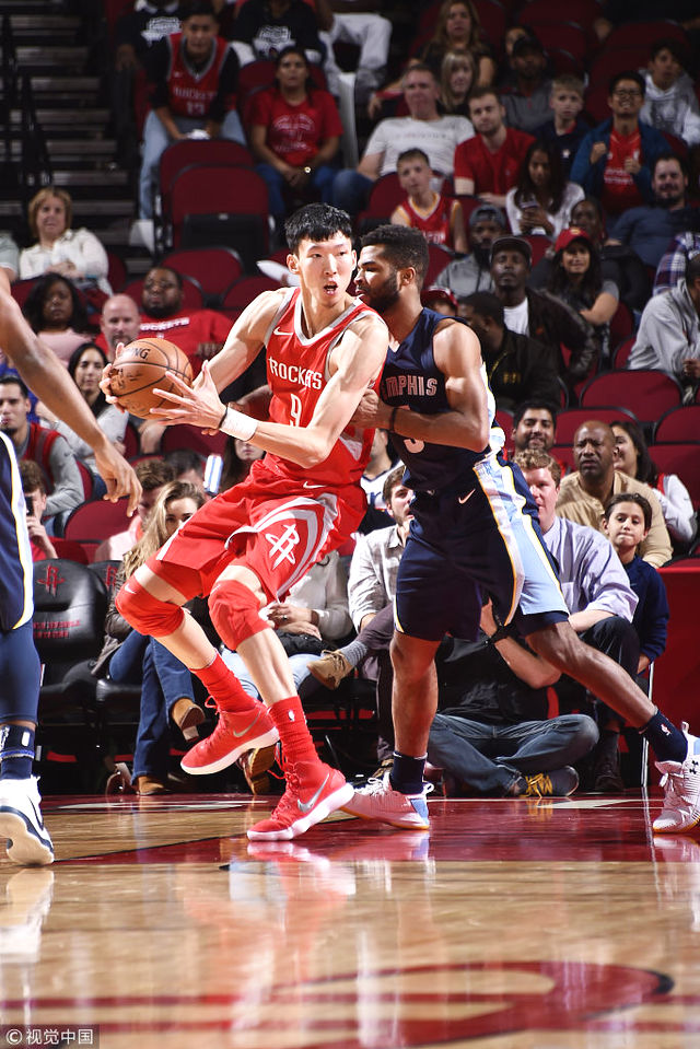 爵士险胜深圳队，周琦带队取胜