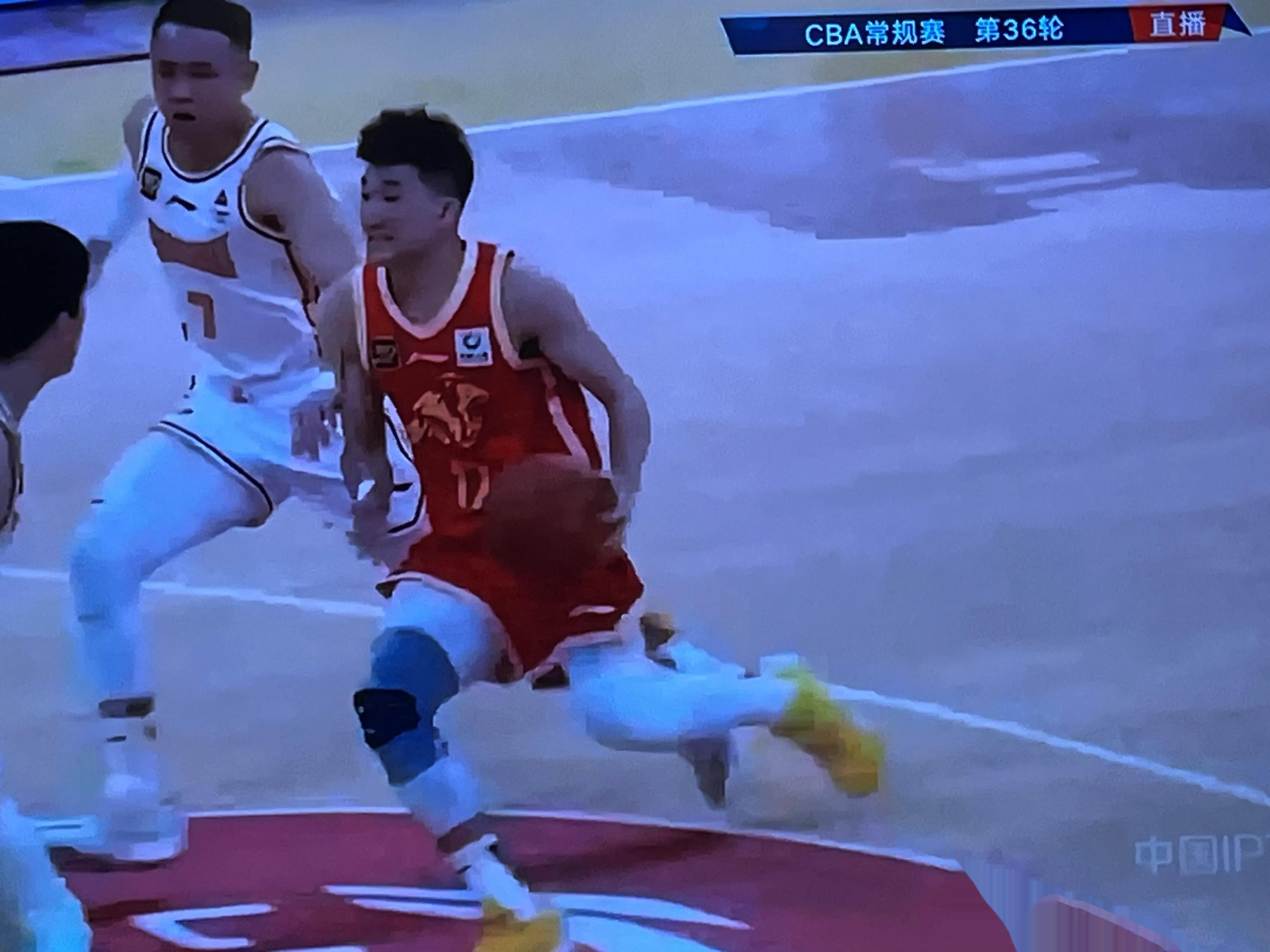 云南男篮在激战中获胜,吞并强敌 云南男篮在激战中获胜,吞并强敌