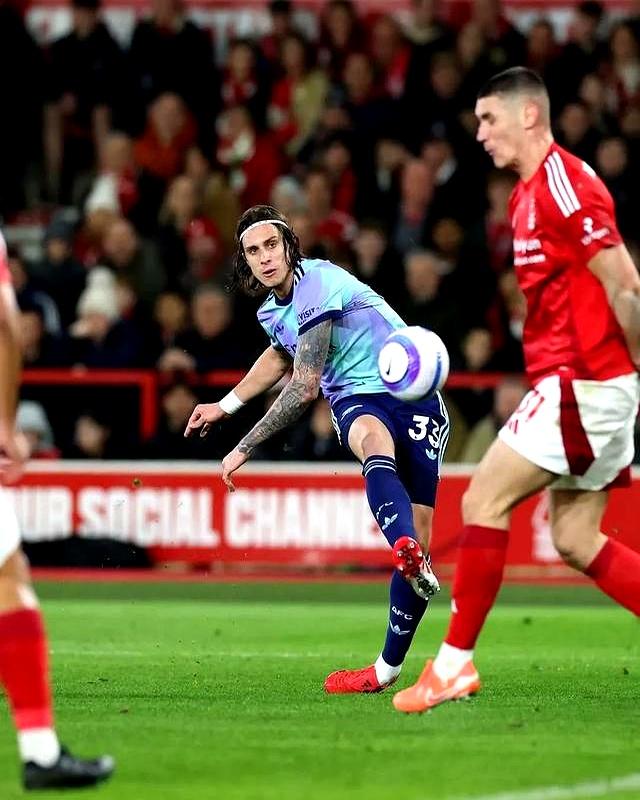 阿森纳后卫意外受伤，球队防线岌岌可危的简单介绍