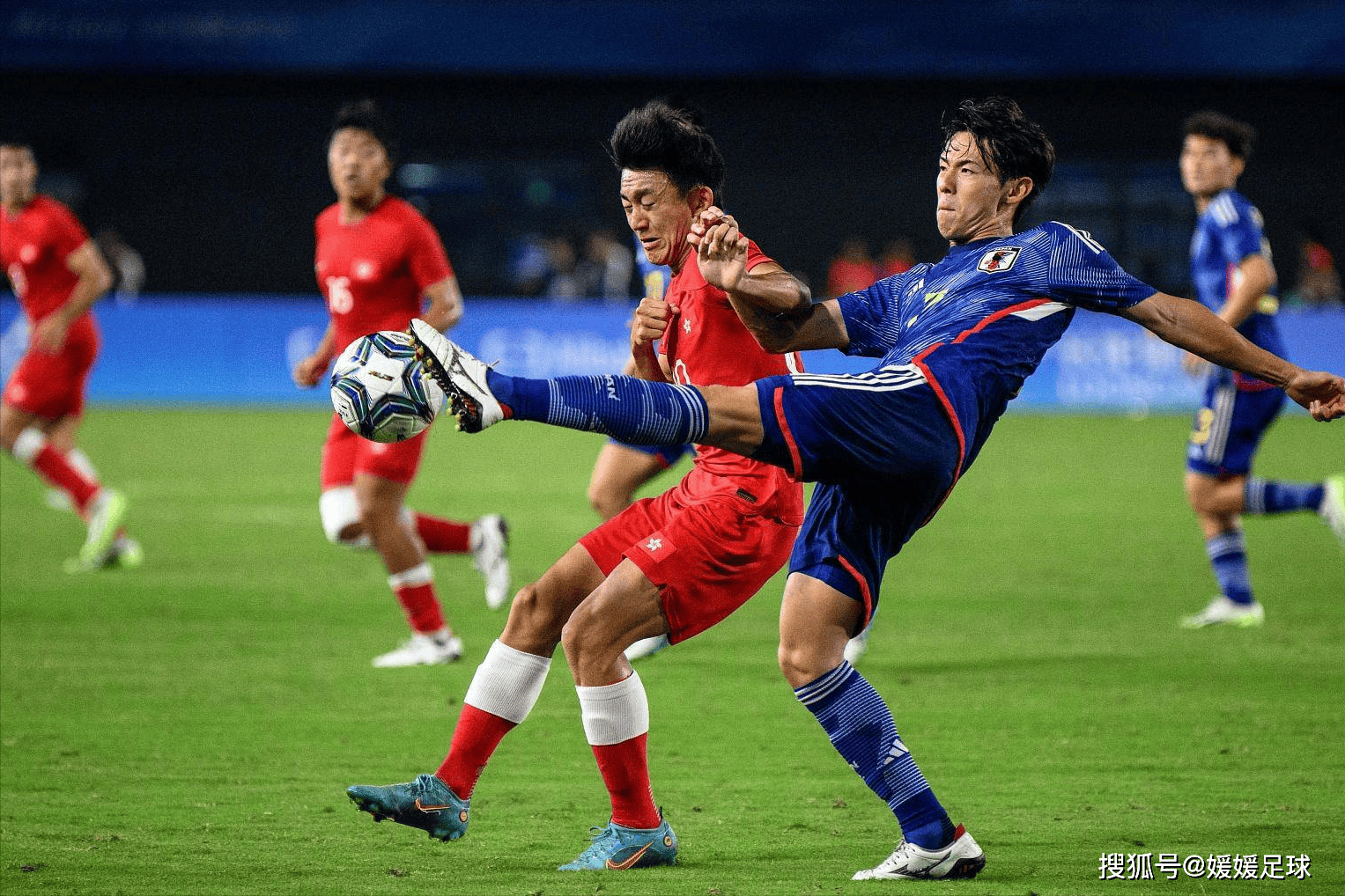 足球赛事引起无限的热情和狂喜 足球赛事引起无限的热情和狂喜