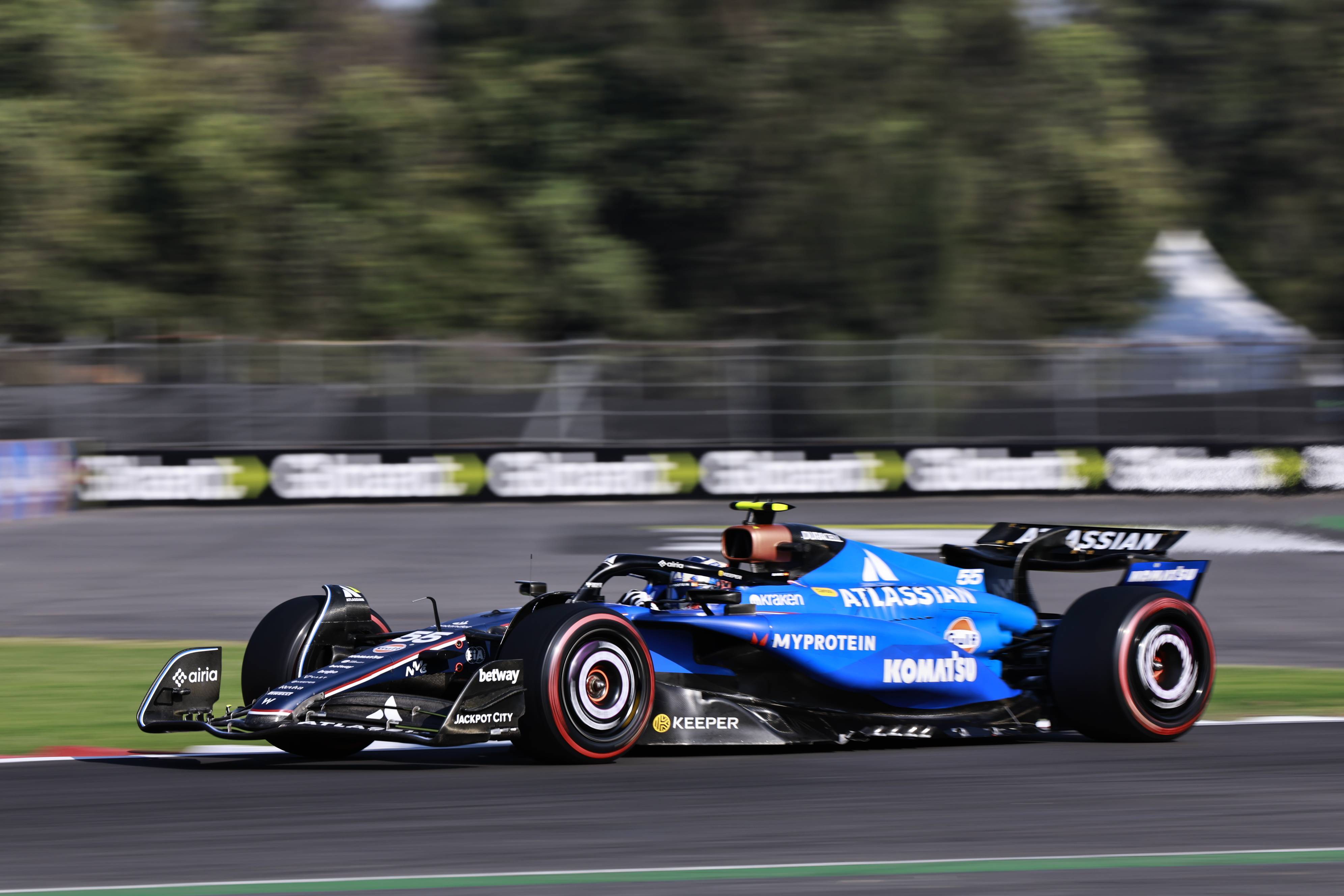 包含阿斯顿马丁绝杀红牛车队，塞恩斯状态火热的词条