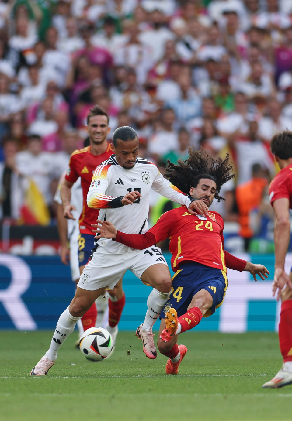 西班牙球队在比赛中取得胜利 西班牙球队在比赛中取得胜利