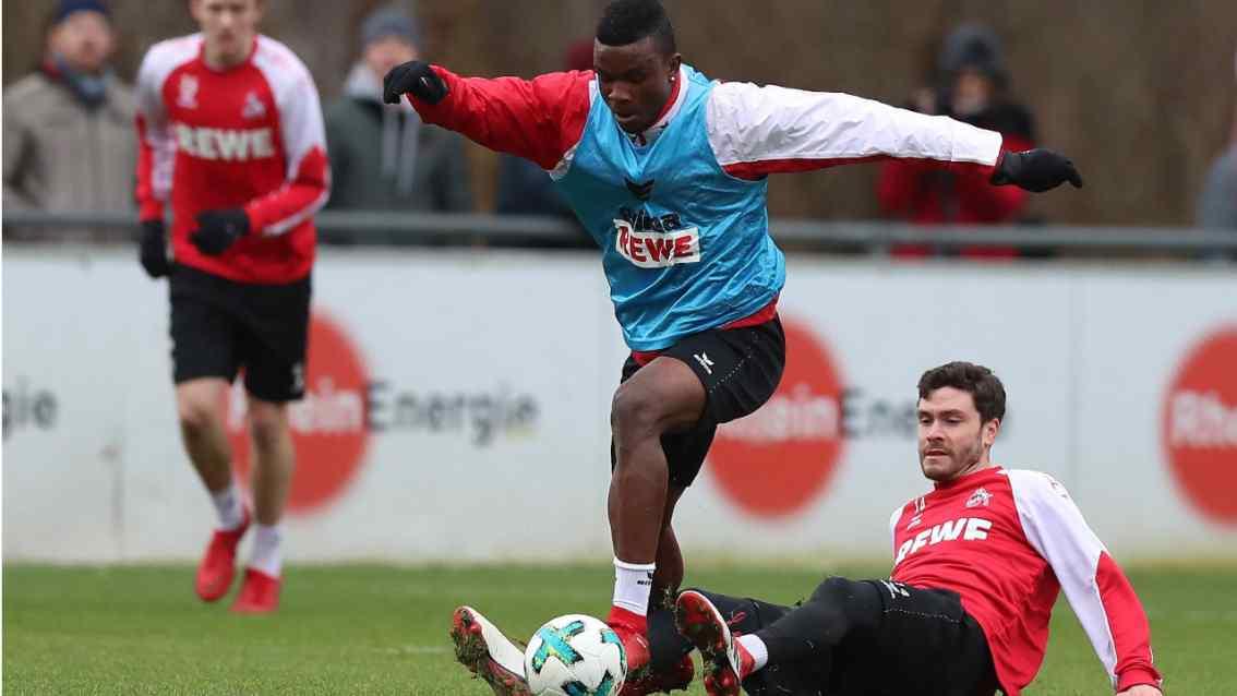 包含科隆官方宣布签下新援，提升球队整体实力的词条