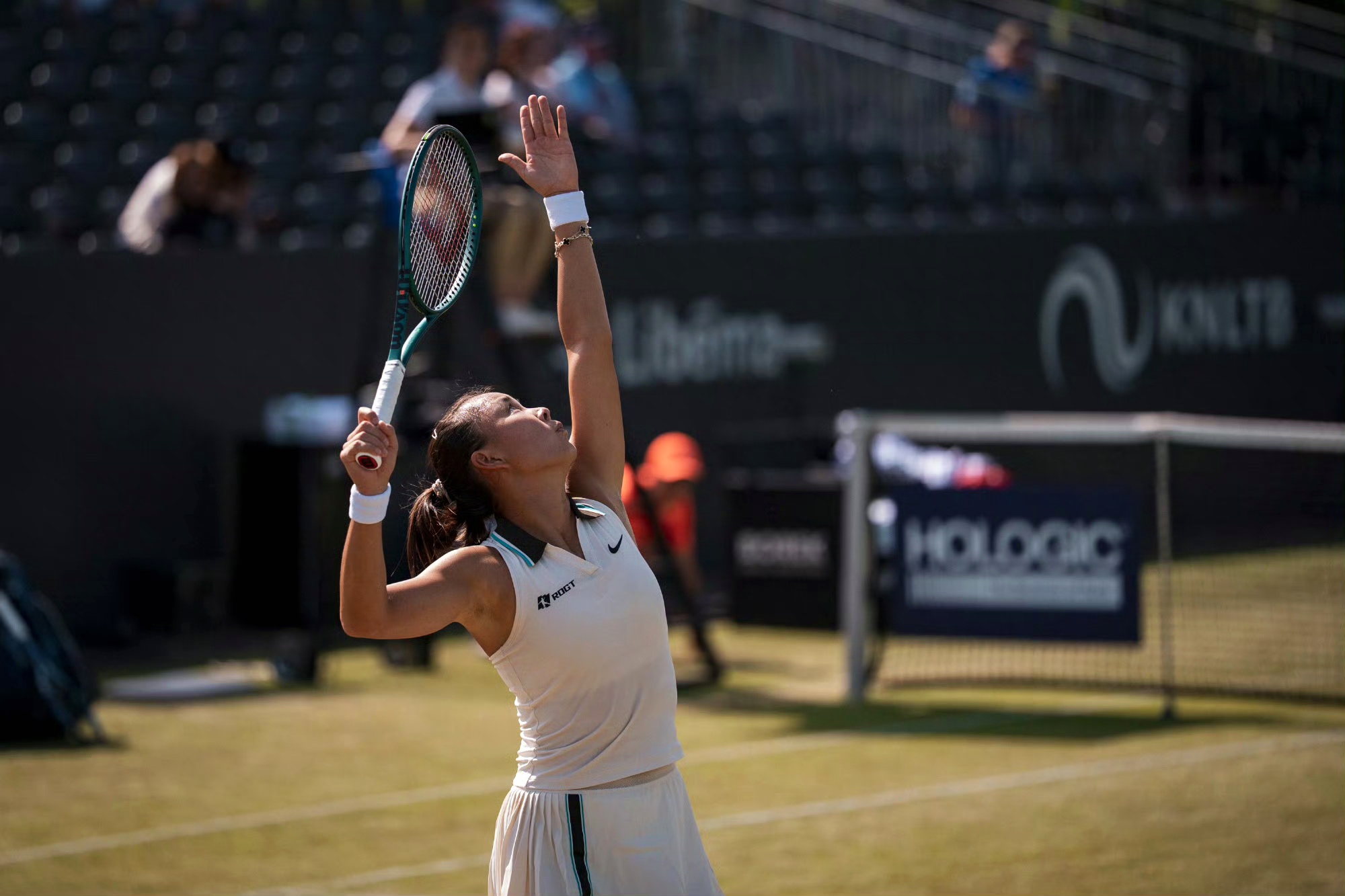 世界网球队险胜意大利网球队，瓦林卡三分雨点燃全场