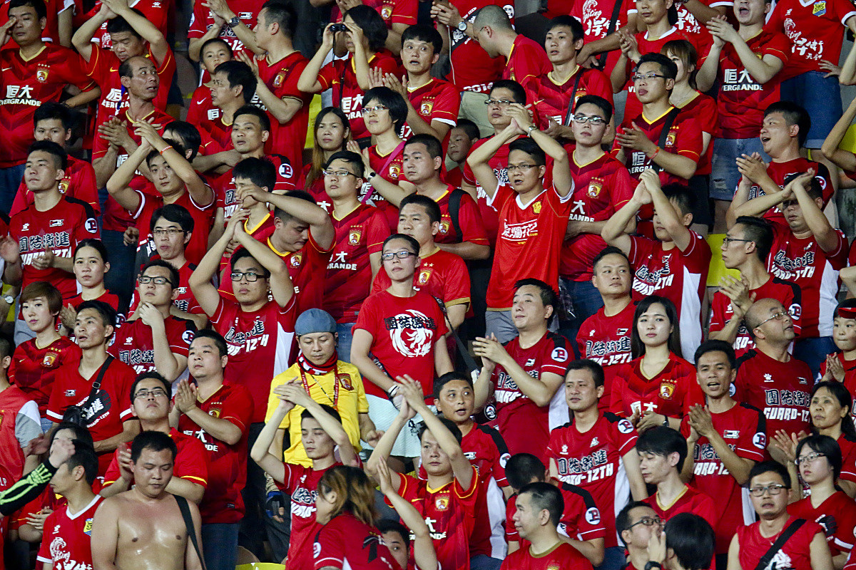 关于足球比赛现场人气爆棚，球迷热情高涨的信息