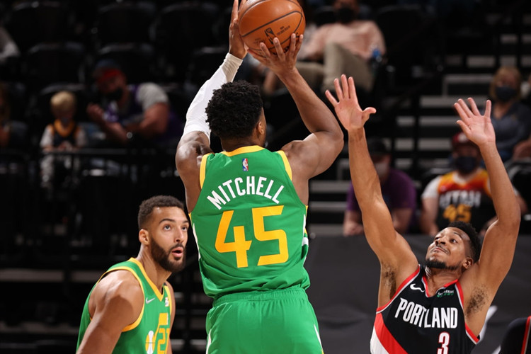 包含公牛逆转湖人，米切尔状态火热的词条