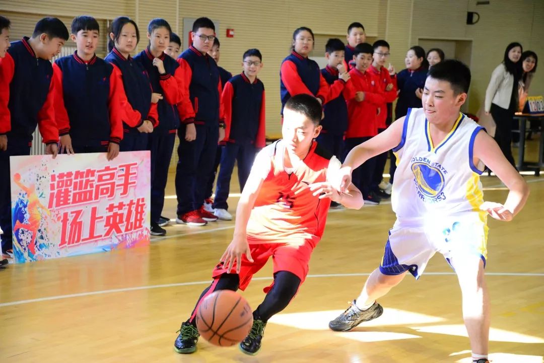 比赛结束后，掌声雷动，赢家笑逐颜开