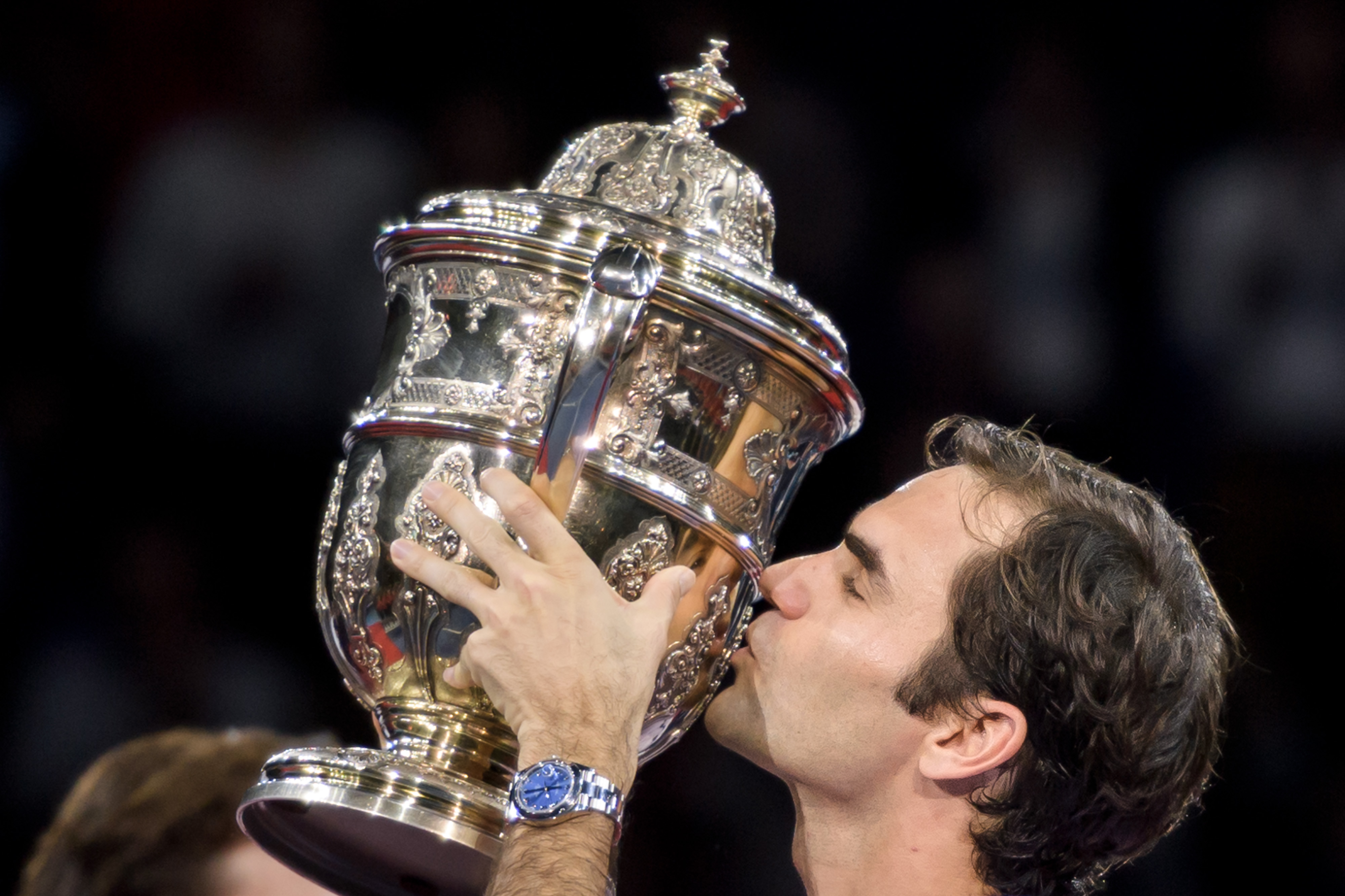 西班牙网球队绝杀日本网球队，费德勒送出助攻