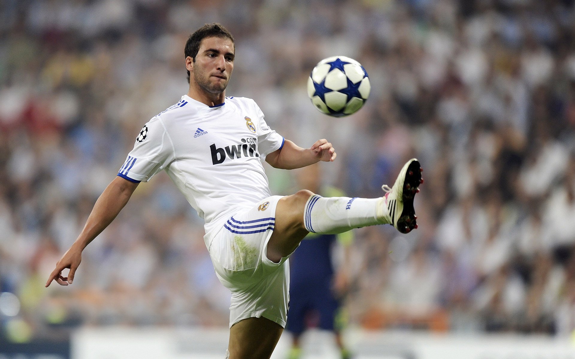 银翼惊雷，阿斯顿马丁横扫红牛，周冠宇惊艳四座改写F1格局